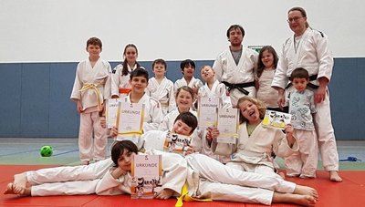 Nach den bestandenen Gürtelprüfungen hatten die Mädchen und Jungen der Zwickauer Judo-Abteilung gut lachen. 