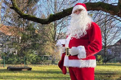 Ralf Friedrich schlüpft seit 2021 immer wieder ins Weihnachtsmannkostüm, um Heiligabend für Kinder zu einem besonderen Erlebnis zu machen.