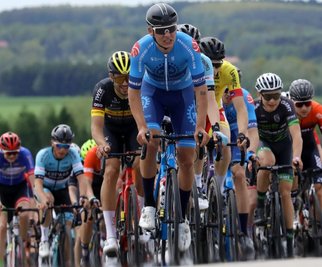 Gold gab es am Sonntag für Tom Lindner aus Niedercrinitz (vorn im Bild bei einem Rennen 2021 auf dem Sachsenring) nicht. Doch auch mit Platz 3 konnte er sehr gut leben. 