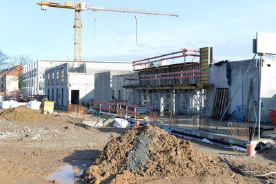 Die Konturen des Gebäudekomplexes sind bereits erkennbar.