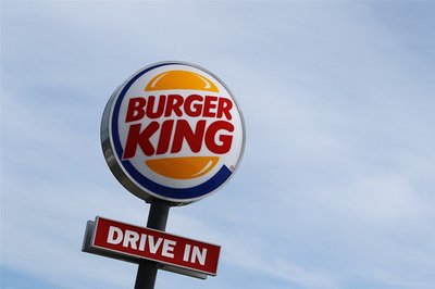 Eine Leuchtreklame steht in Kaufbeuren (Bayern) vor einem Restaurant der Fastfoodkette Burger King. Der Streit um den gekündigten Franchisenehmer Yi-Ko wird am Montag erstmals öffentlich vor Gericht ausgetragen.