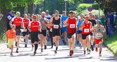 Kurz nach dem Start des 43. Werdauer Waldlaufes führte der spätere Halbmarathon-Sieger Daniel Teubner (Nr. 621) das Feld bereits an. 