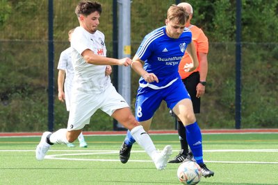 Der SSV Bad Brambach (am Ball Lucas Kriesten, rechts) führt das Feld der Vogtlandklasse an. Nun kommt Schlusslicht TSV Trieb in den Kurort.