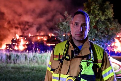 Das letzte Bild im Dienst: Jens Neubert als Einsatzleiter im August 2025 bei einem Strohballenbrand bei Erlau.
