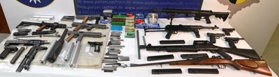 Das alles hatte der Zwickauer in seinem Haus: Links Waffen Marke Eigenbau bis auf die auseinandergenommene Uzi links unten, mittig Pistolenläufe und ein Teil der Munition. Die Waffen rechts besaß der Mann legal. 