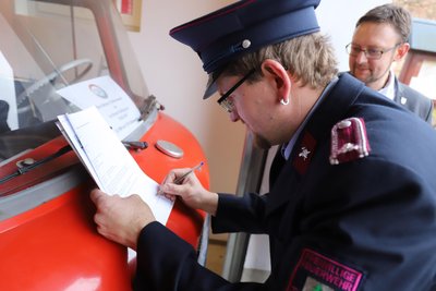 Jens Kreisch unterschreibt die Übergabe des Barkas B 1000 an den Förderverein der FFW Hohentanne.
