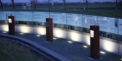  Dieses Mahnmal erinnert seit 2012 an das Massaker von 1945. Nur einzelne Opfer konnten identifiziert werden. 