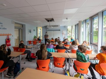 Blick in einen der neuen Klassenräume der Evangelischen Oberschule Lunzenau, die allesamt mit neuester Digitaltechnik ausgestattet sind. 271 Schüler werden in der Bildungsstätte von 24 Lehrern unterrichtet.