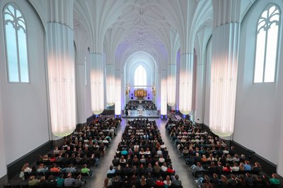 Zahlreiche Menschen nehmen an einer Gedenkveranstaltung im Paulinum der Universität Leipzig teil.