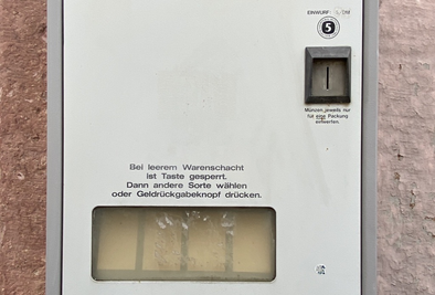 Fest steht: Aus diesem Kondomautomaten an der Kirchstraße in Mittweida wird niemand mehr Verhütungsmittel ziehen.