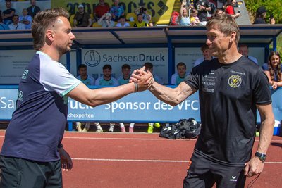 Anfang Mai wurde Sven Köhler (rechts) vom aktuellen VFC-Coach Norman Zschach (links) noch als Gäste-Trainer in Plauen begrüßt.