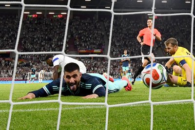 Deniz Undav jubelt über sein zweites Tor gegen Finnland. 