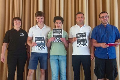 Die Wettbewerbssieger Johannes Dumke (Platz 3), Adam Youssef (Platz 1) und Mario Hartung (Platz 2) mit Moderatorin Nicole Dähne (l.) und Wettbewerbsleiter Alexander Bohne (r.).