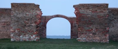  Ein Mahnmal in schweigender Landschaft: Am Kreuzstadl in Rechnitz wurden 1945 rund 200 ungarisch-jüdische Zwangsarbeiter ermordet. Obwohl die Tat in der Marktgemeinde Aufsehen erregte - die Täter kamen von einem Fest im Grafenschloss - sind seit Jahrzehnten alle Versuche misslungen, das Massengrab zu finden. Rechnitz wurde zum Symbol einer verdrängten Vergangenheit. 