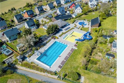 Aus der Luft sieht eigentlich alles gut aus. Aber am Freibad in Bernsbach gibt es einiges zu tun. Foto: Georg Dostmann/Georg Dostmann/Archiv