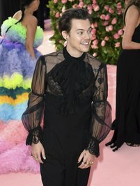 Auf der Met-Gala 2019 als Hingucker mit schwarzer Spitze und Rüschen. 