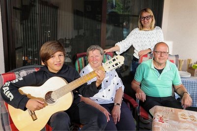 Familie Schrank aus Reinholdshain mit ihrem italienischen Enkel Filippo. Zehn weitere Schüler aus Rom und deren Lehrer luden sie zu sich nach Hause ein. Die jungen Talente treten bei "Jugend musiziert" auf. 