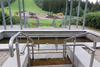 Von der Kneipp-Anlage an der Talstation des Schönecker Viererlifts ist eine Baustelle für eine der Station zu sehen, die für Eckis Entdeckerwelt entstehen. Schöneck hatte dazu im Januar einer Förderung über 730.000 Euro erhalten.