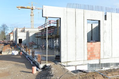 Im vorderen Teil werden Foyer, Arbeitshallen, ein Vortragssaal und Labore untergebracht.