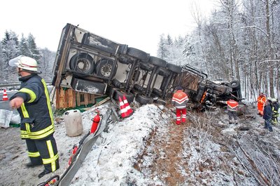 Ein portugiesischer Sattelzug kippte kurz nach der Anschlussstelle Zwickau West um und verlor mehrere Tonnen Gemüse und etwa 1000 Liter Diesel.