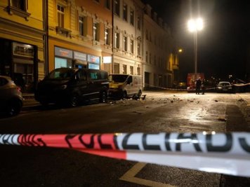 Die Bahnhofstraße in Höhe des Bürgerbüros der AfD nach einer Explosion abgesperrt. 