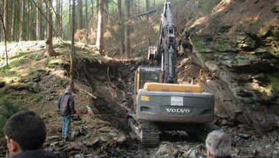 Schon im April 2010 war mit einem Bagger im Waldgebiet zwischen Rodewisch und Wernesgrün nach verschütteten Stolleneingängen gesucht worden - allerdings ohne Erfolg. 