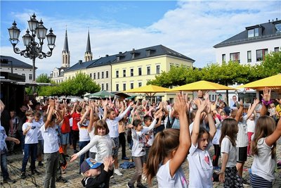 Zum Start der Aktionstage "Oelsnitz 2.0 - Sperken können mehr" stellten sich die Kinder der Oelsnitzer Grundschulen und der Kindertagesstätten vor. Unter anderem präsentierten sie verschiedene Tanzeinlagen.