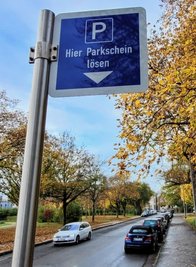 Die neuen Automaten (hier an der Promenadenstraße) sind mit Extra-schildern ausgestattet. 