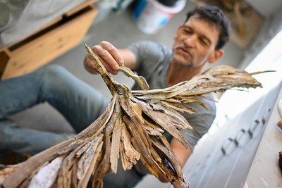 Aus Fundstücken setzt Tino Beck viele seiner Kunstwerke zusammen.
