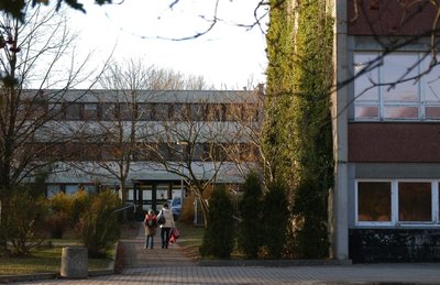 
              <p class="artikelinhalt">Weil der Schulhort (vorn) aus den Nähten platzt, bringt die Stadt Annaberg-Buchholz Kinder zum Teil auch im benachbarten Gebäude (hinten) unter, gewissermaßen Wand an Wand mit Ex-Straftätern. </p>
            