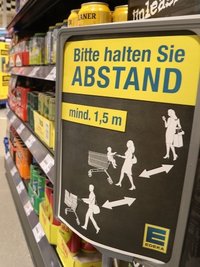 In den Supermärkten der Region gelten neue Verhaltensregeln: Abstand halten.