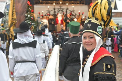 Hereingetragen wurde der Riesenstollen von einer Abordnung der Freiberger Berg- und Hüttenknappschaft, zu dieser gehörte auch Frauke.