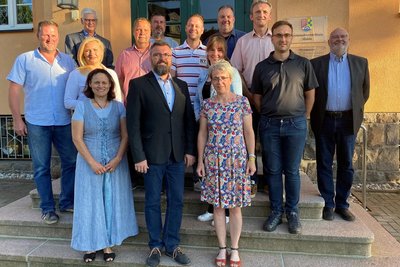 Der neue Muldaer Gemeinderat, hier mit Bürgermeister Michael Wiezorek (parteilos, vorn Mitte), traf sich am Montagabend zu seiner konstituierenden Sitzung. Von 14 Gemeinderäten waren 13 anwesend.