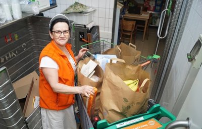 Wer über 60 Jahre alt ist, dem liefert Globus seine Bestellung nach Hause. Das dient dem Schutz derer, die zur Risikogruppe zählen. Ina Gerber bereitet hinter den Kulissen des Markts Lieferungen vor. 