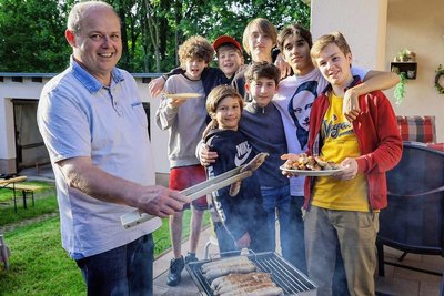Original Thüringer Roster gibt es für die italienischen Musiktalente. Nachbar Bernhard Siegling steht für die weitgereisten Gäste am Grill. 