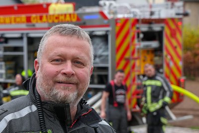 Stadtwehrleiter Mike Wunderlich informiert über die Sonderlagen-Übung in Glauchau.