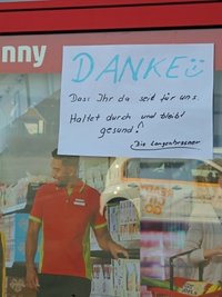 Kunden danken auf einem Schild am Penny in Langenhessen dem Verkaufspersonal. 