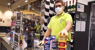 Robert Löbners Arbeit im Edeka-Markt in Hohenstein-Ernstthal ist nicht mehr, wie sie früher war: Er schützt sich und andere mit Atemmaske und Handschuhen vor dem Coronavirus. Die Mitarbeiter leisten Überstunden und müssen außerhalb der Öffnungszeiten die leeren Regale befüllen. Tagsüber kommen sie damit derzeit nämlich kaum hinterher. 