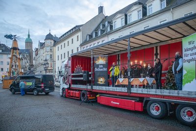 Mehrere Unternehmer sprachen bei einer Kundgebung von einem Truck über Ihre Erfahrungen mit den Coronaschutzmaßnahmen und ihre Vorschläge für wirtschaftsverträgliche Einschränkungen.
