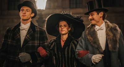 Jannis Niewöhner als Felix Krull, Liv Lisa Fries als Zaza und David Kross als Graf Louis de Venosta (von links) tragen im Film nach einem Roman-Klassiker von Thomas Mann edle Handschuhe aus Ziegenleder. 