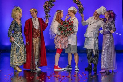 Magdalena Suckow und David Leubner in "Dornröschen oder das Märchen vom Erwachen“.