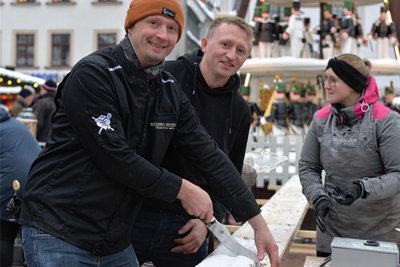 Der Riesenstollen für den Christmarkt kam in diesem Jahr aus der Frauensteiner Bäckerei von den Bäckermeistern Thomas und Ronny Schmieder (v. l.)