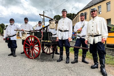 Dirk Seidel (rechts) von der Freiwilligen Feuerwehr Stollberg führt seit Kurzem die historische Löschgruppe an. Sie besitzen auch eine Handdruckspitze aus dem Jahr 1890.