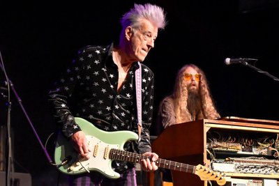 Atomic Rooster brachte zwei Urgewalten auf die Bühne: Gitarrist Steve "Boltz" Bolton sowie Keyboarder und Sänger Adrian Gautrey.