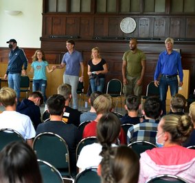 Die Schüler in der Aula des Gymnasiums Mittweida wurden mit "Berichten über Gewalt" konfrontiert. Dass auf der Bühne nicht Opfer und Täter, sondern Schauspieler stehen, wurde erst am Ende aufgelöst. 