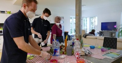 Einsatz im Küchenbereich: Oberstabsgefreiter Alexander Hellhorn (links) und Gefreiter Leonhard Pahlitzsch helfen Mitarbeiterin Isabell Hofmann, den Tisch für die Senioren zu decken. 
