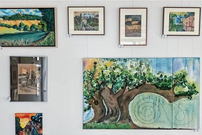 An der Bühne am Markt werden Gemälde und andere künstlerische Arbeiten zum Thema Schloss versteigert. Im Stadthaus waren die Objekte vorab zu begutachten.