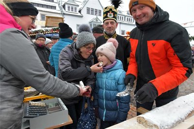 Inge Erler und ihre Enkeltochter Marie gehörten zu den ersten, die beim Stollenverkauf von Thomas Schmieder etwas von dem Backwerk erwarben.