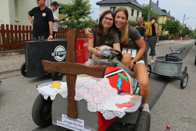 Annika Rühlemann aus Oberpirk (links) und Lotta Bromnitz aus Rößnitz starteten in der Regenbogen-Seifenkiste des Fördervereines Junge Kirche Syrau-Kauschwitz.