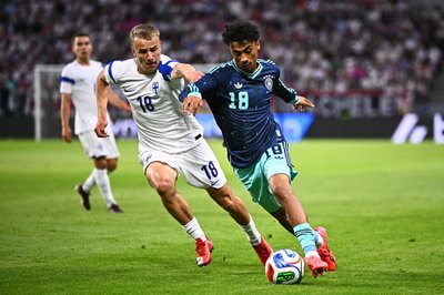 Nathaniel Brown (r.) zeigte gegen Finnland eine gute Leistung. 